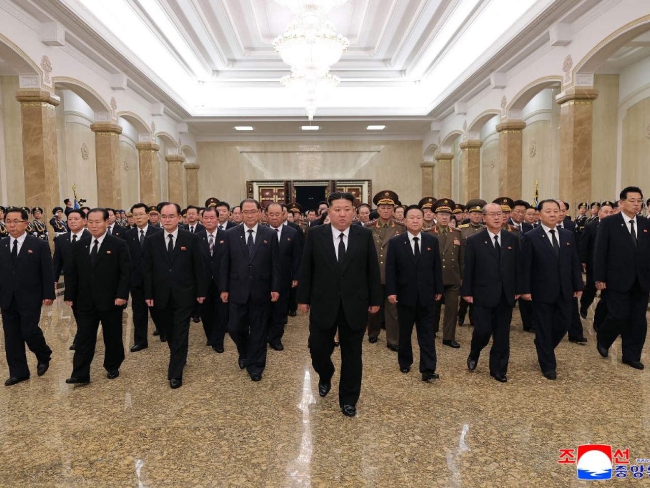 金正恩前往錦繡山太陽宮參謁，紀念父親金正日去世14周年。（法新社）