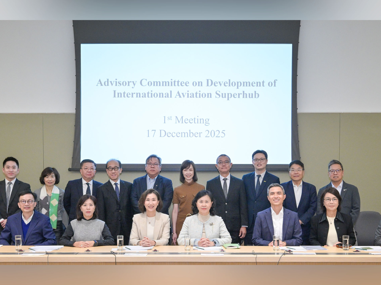 由陳美寶擔任主席的國際航空超級樞紐發展諮詢委員會召開首次會議。（政府新聞處）