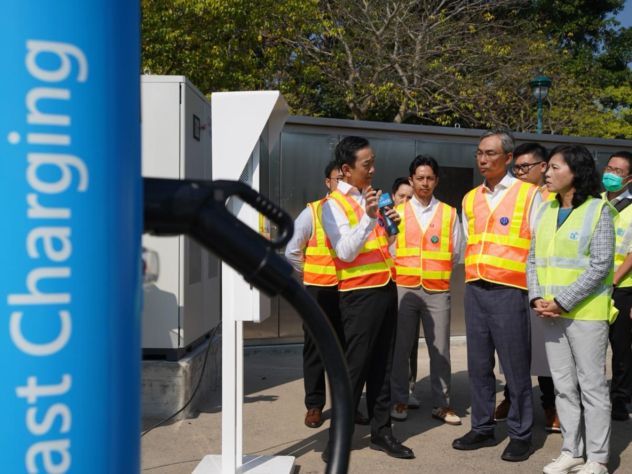 陳美寶早前到中電源動和運輸署在大嶼山，即將於下星期二啟用的充電站暨「粵車南下」資訊中心視察準備情況。（局方提供）