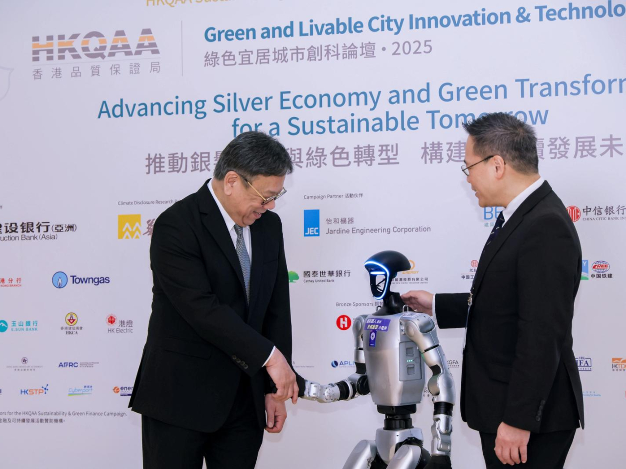 丘應樺與機械人握手。（商經局社交網站）