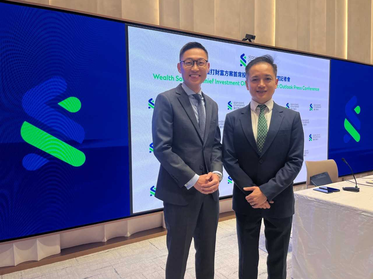 渣打鄭子豐（右）不認為AI行業存在泡沫，但要提升謹慎態度，因為個別公司忽略自身財政狀況，冒險提升負債率。（公司圖片）