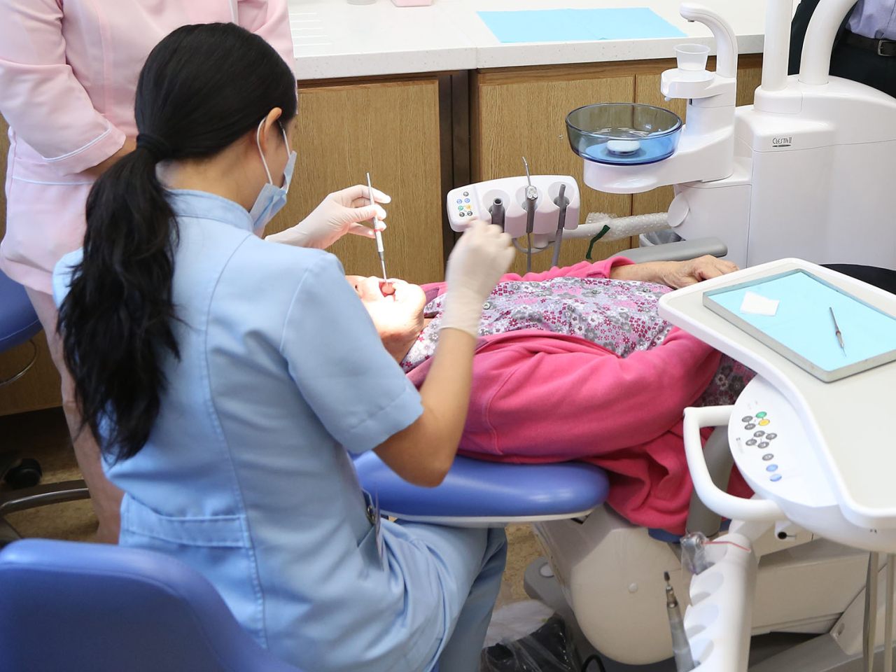 截至本月10日，有5200多人使用，服務點超過80個，覆蓋全港18區，補牙與拔牙的比例為3比1，形容成功引導使用者保存牙齒。（政府新聞處資料圖片）