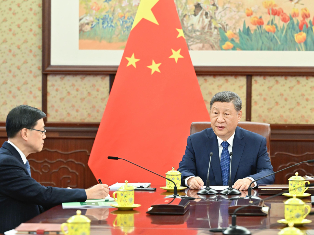 國家主席習近平昨日聽取行政長官李家超的述職報告。（政府新聞處資料圖片）