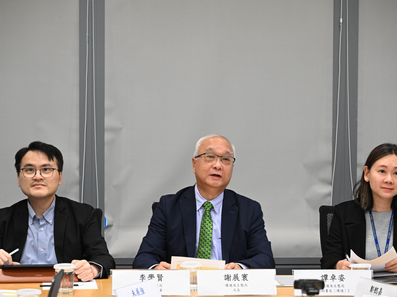 環境及生態局局長謝展寰（中）與廣東省生態環境廳廳長徐曉霞今日透過視像會議，共同主持粵港環保及應對氣候變化合作小組第七次會議。（政府新聞處）