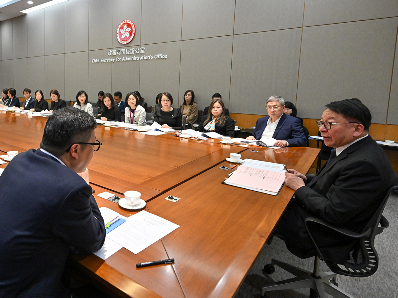 陳國基今日主持節慶安排跨部門工作小組會議，全面統籌並督導各政府部門有關除夕及元旦假期期間接待訪港旅客的預備工作。（政府新聞處）