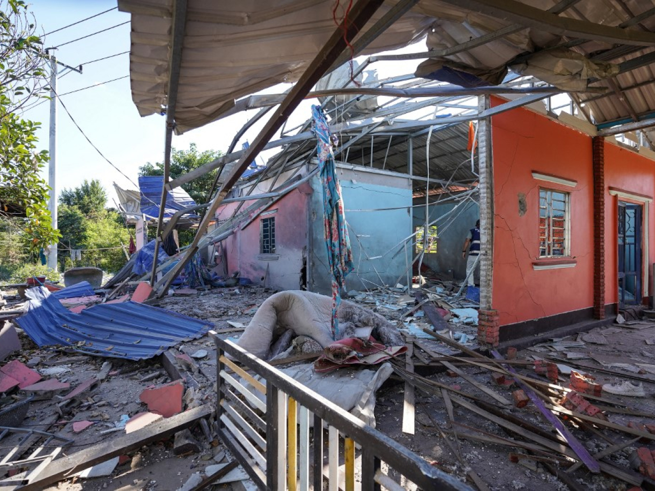 有柬埔寨建築物被泰軍空襲擊中受損。(法新社資料圖片)