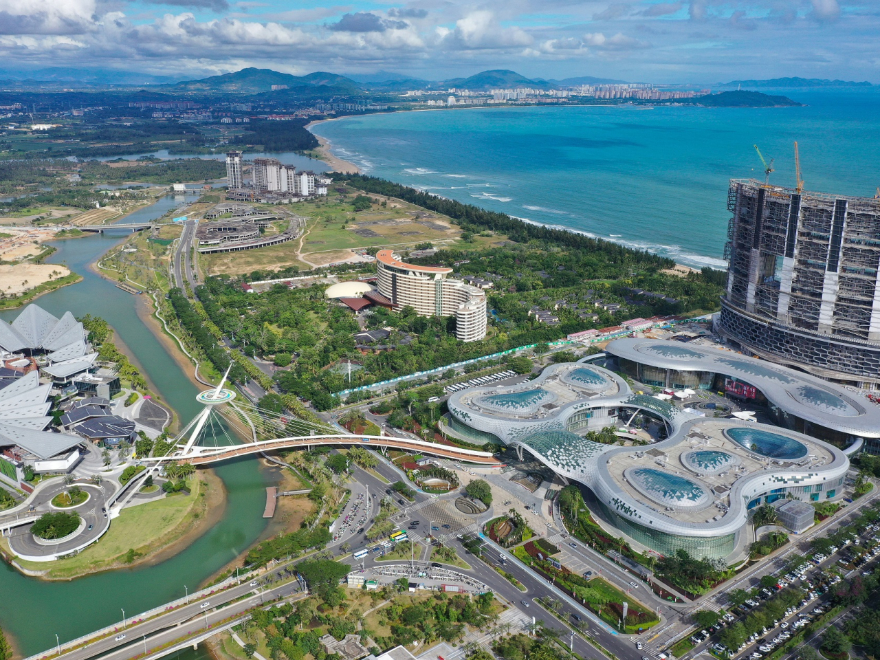 貨物可通過全島設置的8個對外開放口岸及10個「二線口岸」進出自貿港。（新華社資料圖片）