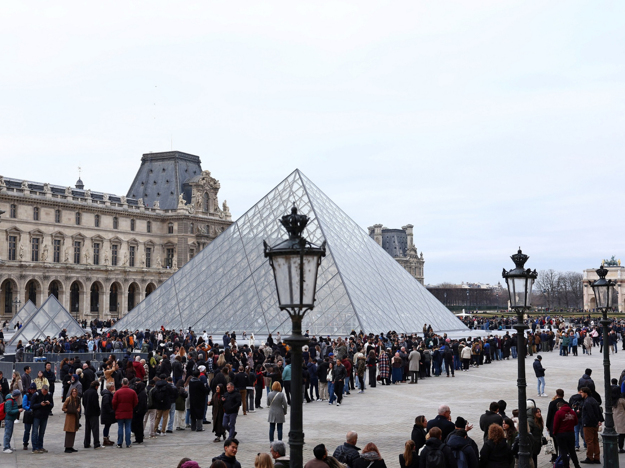 羅浮宮重開後，民眾排隊等候入場。（路透社）