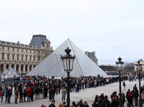 羅浮宮重開後，民眾排隊等候入場。（路透社）