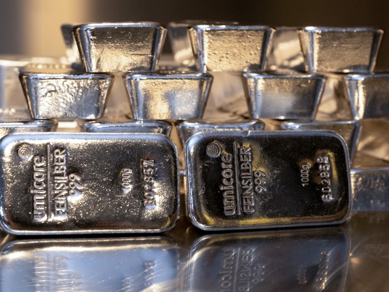 白銀價格創新高，一度高見每盎司66.88美元，較早時升逾4%，報66.45美元。（法新社資料圖片）