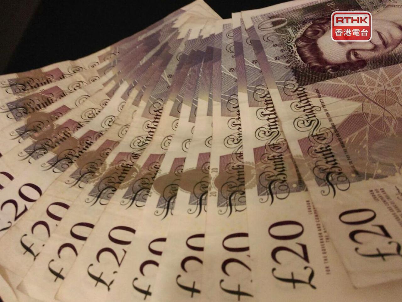 英鎊兌美元跌0.3%，11月英國通脹率跌至3.2%，創3月以來最低水平，強化市場對英倫銀行減息0.25厘的預期。（港台圖片）