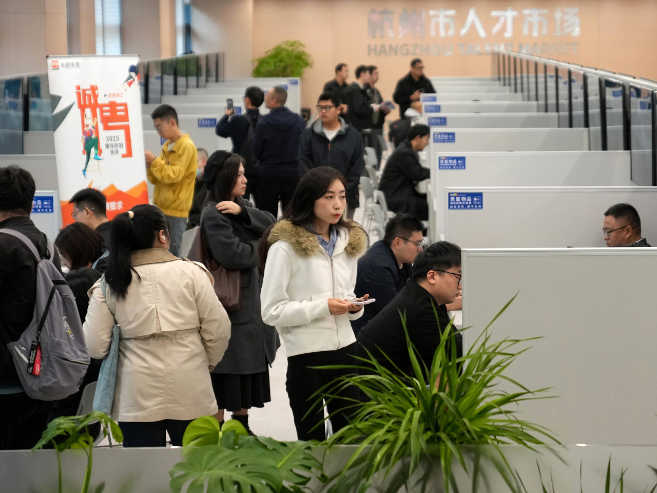 內地11月全國城鎮不包含在校生的16-24歲勞動力失業率跌至16.9%，創5個月最低水平。（新華社資料圖片）