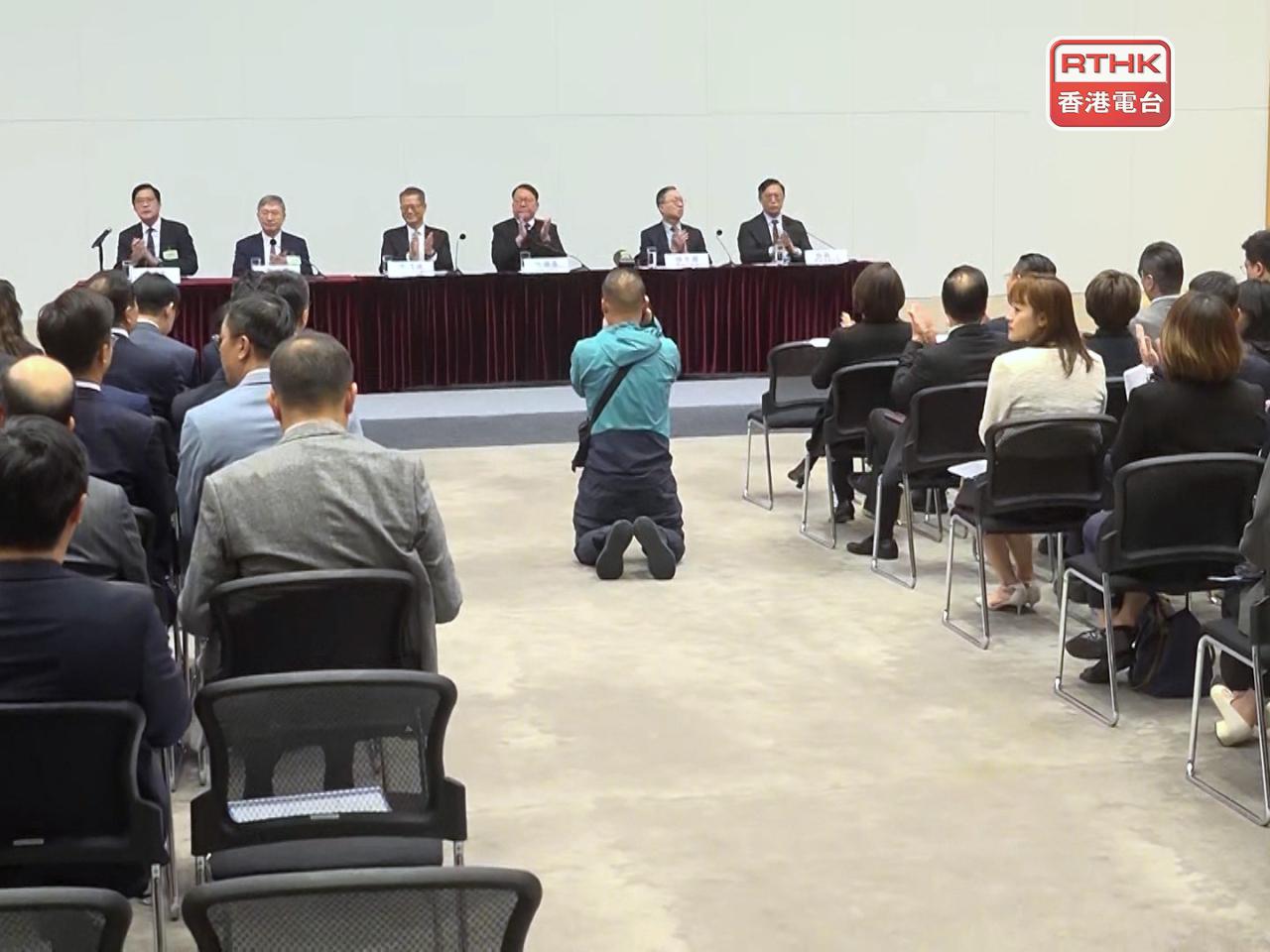 特區政府與第八屆立法會候任議員交流會在政總舉行，多名司局長、常任秘書長，以及大約70名候任議員等出席。（郭志強攝）