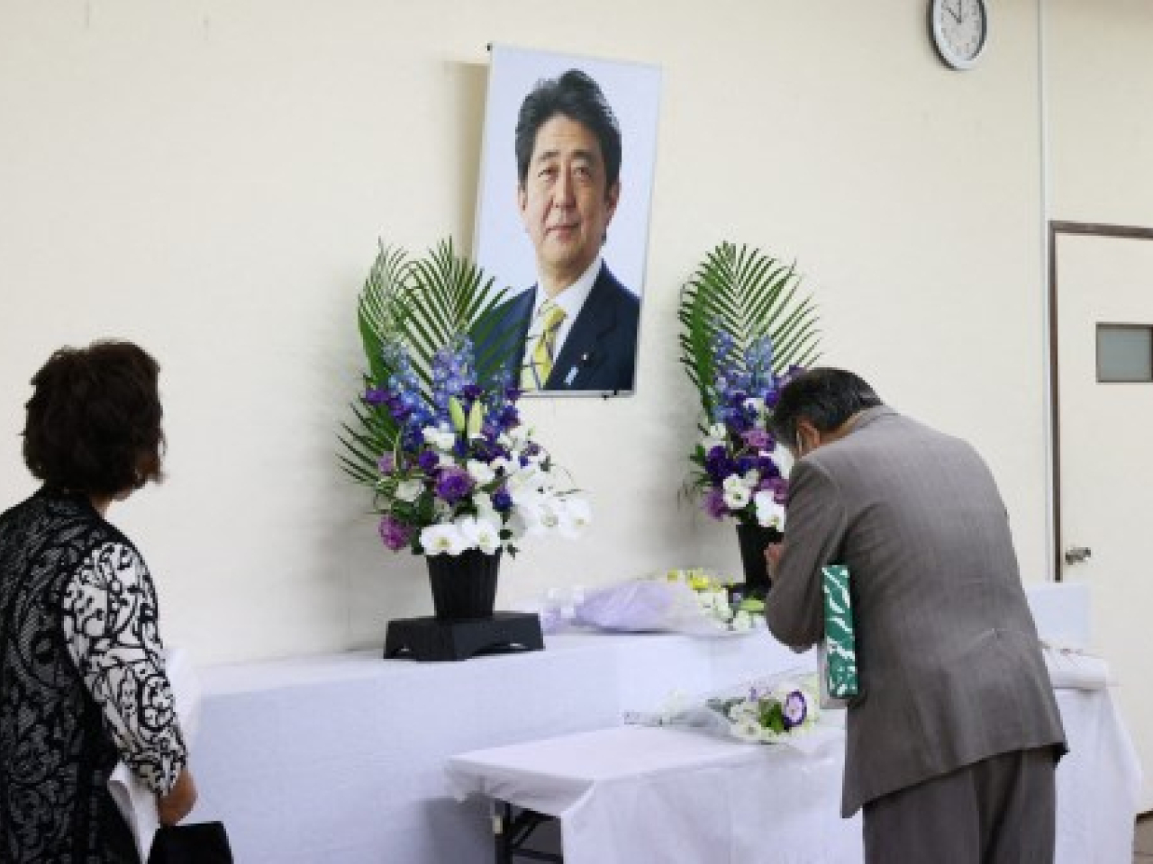 安倍晉三逝世一周年當日，仍有日本民眾悼念他。 (法新社資料圖片)