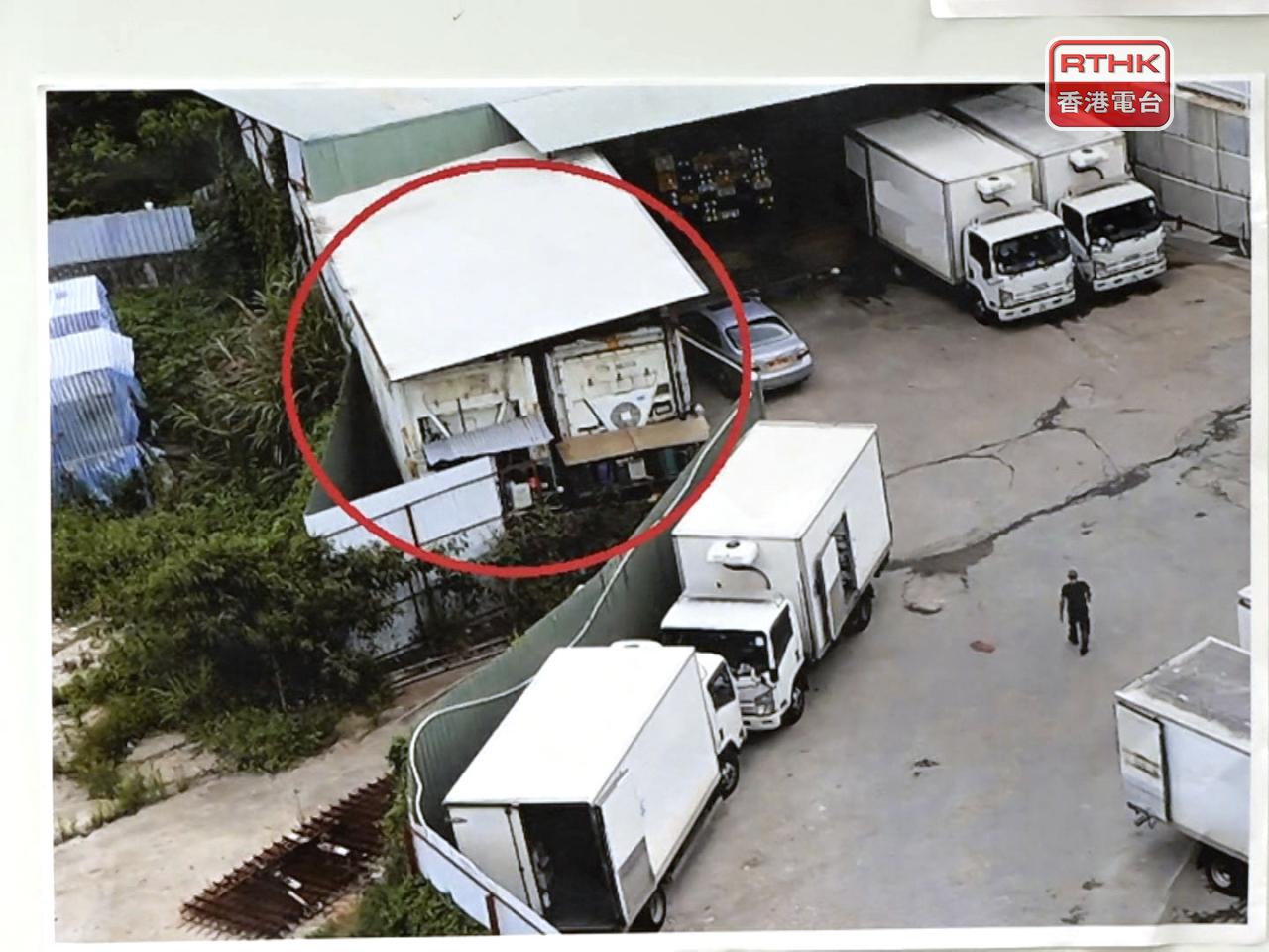 食環署昨晚在元朗八鄉搗破一個無牌凍房，拘捕一人，就涉嫌經營無牌凍房作出檢控。（周國安攝）