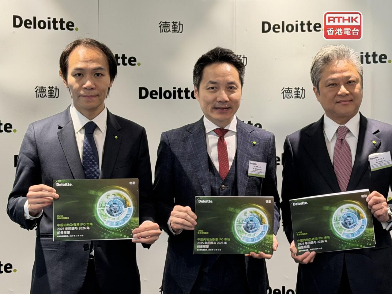 歐振興（中）稱A股公司市值或高達3000億元，5%公眾持股量要求已相當於集資150億元。（方嘉莉攝）