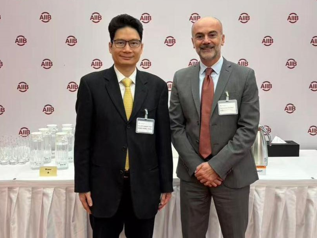 陳浩濂（左）與亞投行團隊會面，討論如何繼續利用香港資本市場和專業服務優勢服務亞投行。（社交平台圖片）
