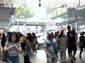 調查發現，受訪者第4季收入普遍保持穩定，55%表示過去3個月收入不變。（港台圖片）