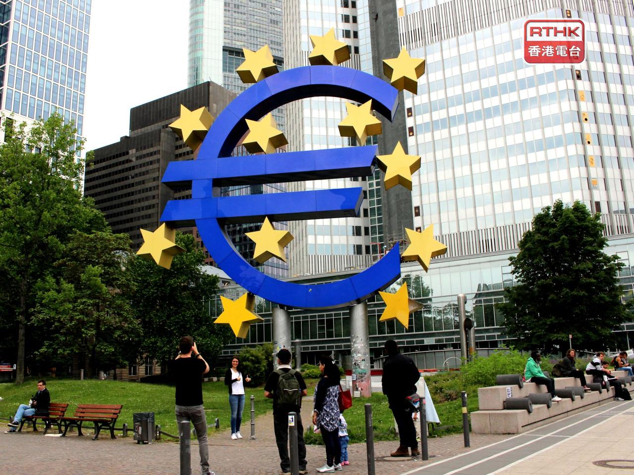 歐洲央行維持利率不變，同時上調今年至2027年的經濟增長預測，並上調明年通脹預期。（港台圖片）