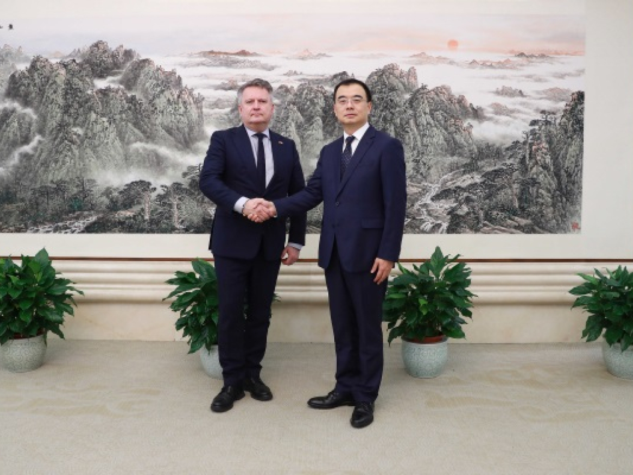 外交部部長助理劉彬與烏克蘭第一副外長基斯利察在北京舉行中烏外交部政治磋商。（外交部網頁圖片）