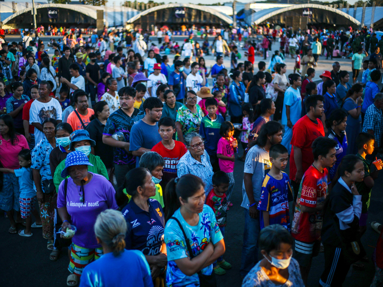 泰柬新一輪衝突導致超過80萬人流離失所，泰國有大批入住臨時避難所的民眾排隊領取食物。（路透社資料圖片）
