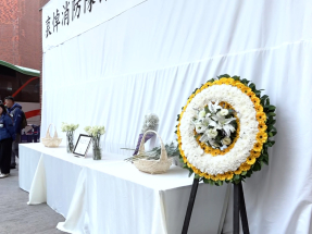 宏福苑五級火｜何偉豪舉殯　市民到殯儀館外獻花致哀