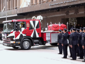宏福苑五級火｜何偉豪出殯　靈車駛離殯儀館市民夾道送別