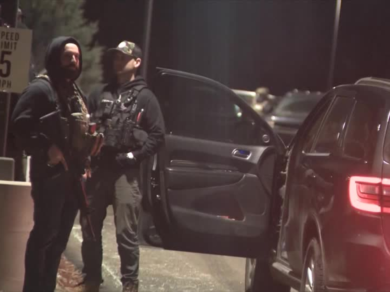 大批警員在疑犯死亡的地點調查。(路透社)