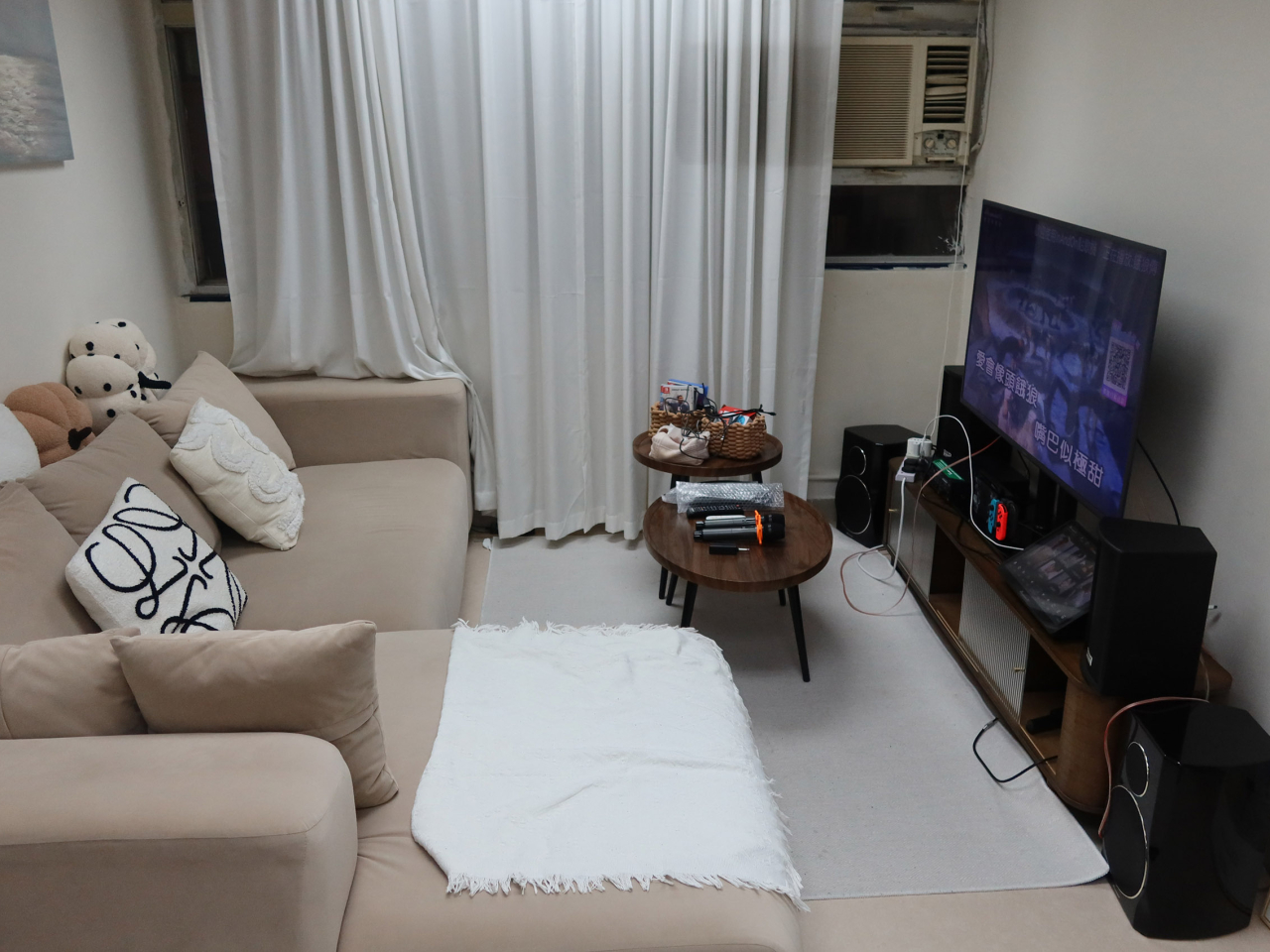 海關人員於觀塘搗破的派對房間。（政府新聞處）