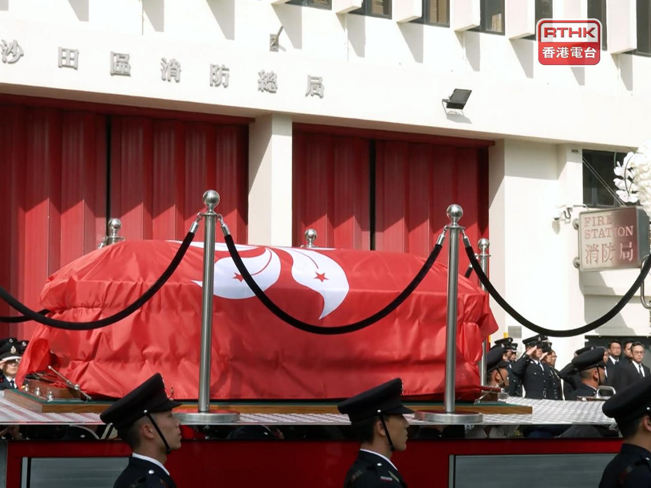 安放靈柩、由消防車改成的靈車，約早上11時抵達何偉豪隸屬的沙田消防局。（游樹榮攝）