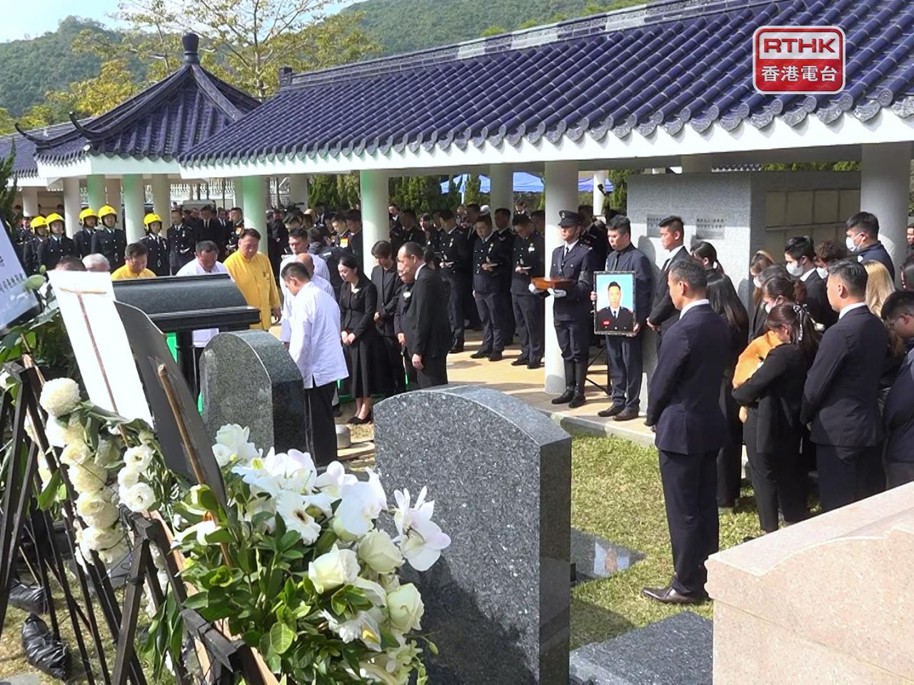 家屬及消防處處長楊恩健等在場默哀兩分鐘。（郭志強攝）