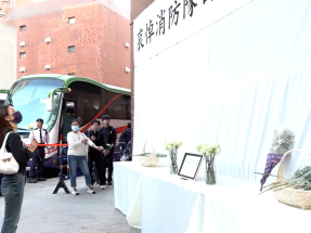 市民悼念何偉豪　冀消防員都能平安回家