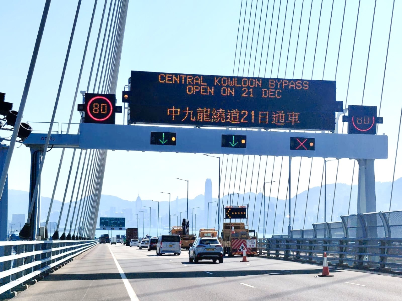 署方利用可變訊息顯示屏提供交通資訊，讓駕駛者盡快選擇合適路線出行。（運輸署社交網站圖片）