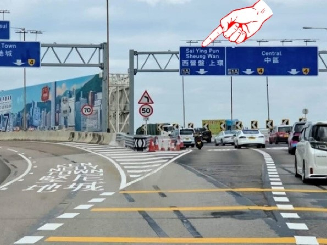 西隧港島出口往中上環方向增建一行車線。（運輸署社交網站圖片）