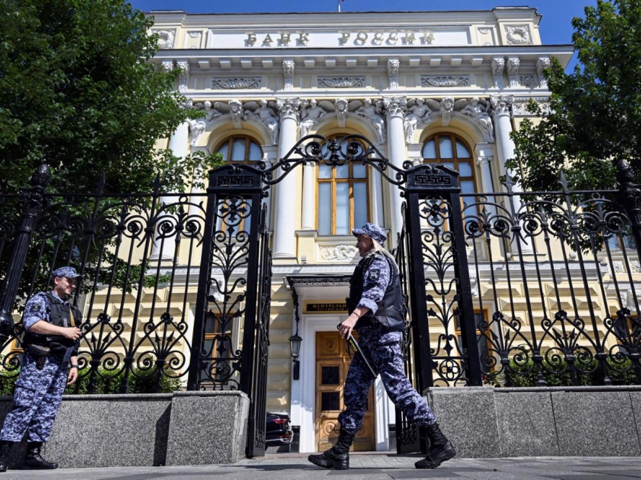 俄羅斯央行減息半厘，指標利率降至16厘，並表明會繼續長時間維持緊縮貨幣政策。（法新社資料圖片）