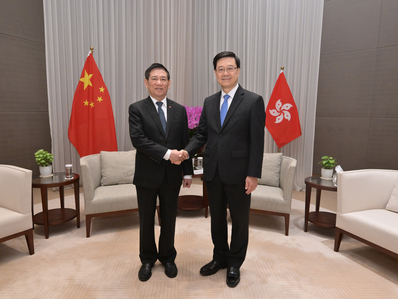 李家超（右）與到訪香港的越南副總理胡德福（左）會面。（政府新聞處）
