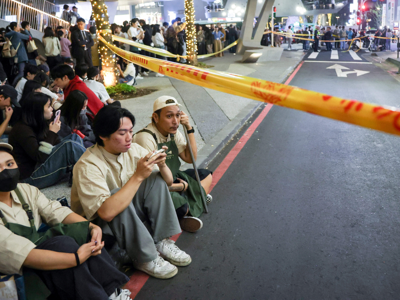 案發後，警方封鎖現場一帶調查。（路透社）