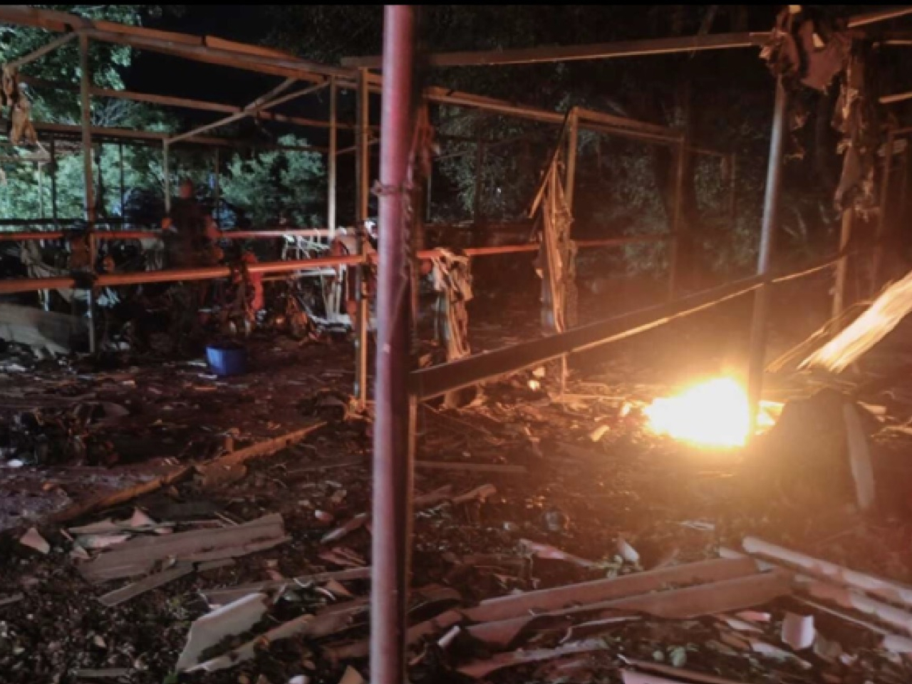 哥倫比亞東北部一個軍事基地發生爆炸襲擊，多處損毀嚴重。（央視圖片）