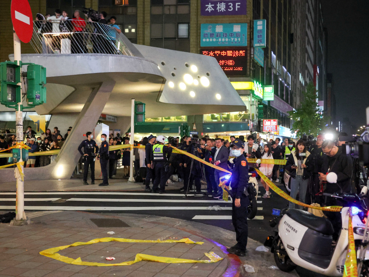 警員在中山站外拉起封鎖線調查。（路透社）