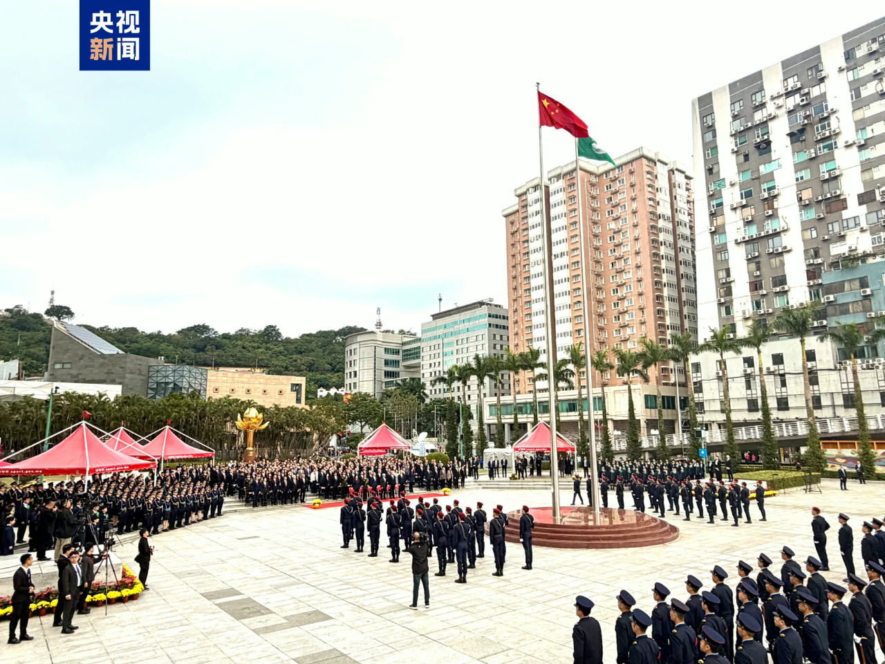 升旗儀式在早上8時在金蓮花廣場舉行。（央視新聞圖片）