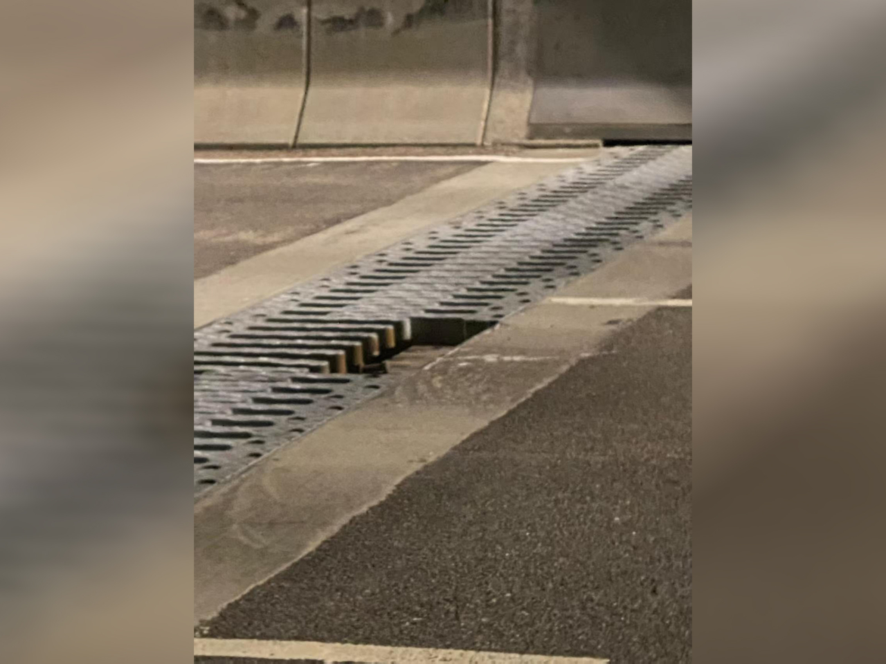 港珠澳大橋路面懷疑有鐵板剝落，多輛途經的私家車爆胎。（社交網頁「港車北上問題組」圖片）