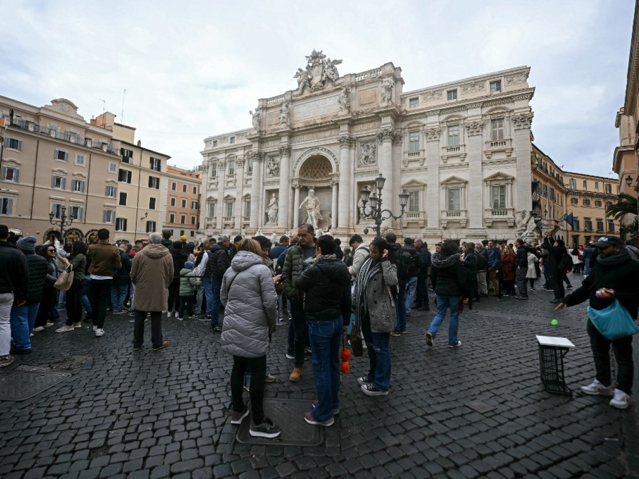 市長表示，截至本月8日，今年約有900萬名遊客參觀噴泉前的區域，平均每日3萬人。(法新社)