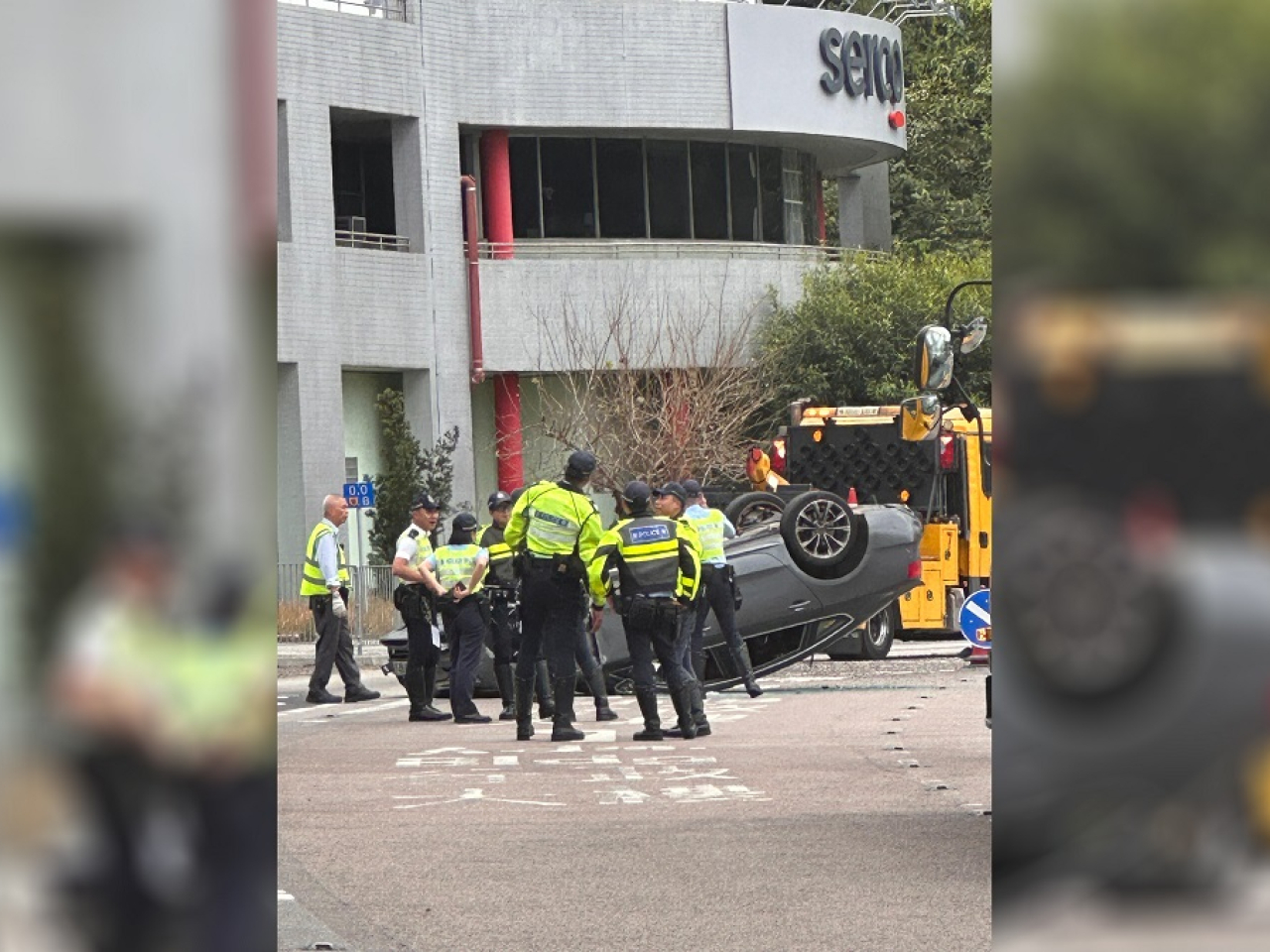 城門隧道公路有私家車失事翻轉，消防員救出司機，他拒絶送院。（市民提供）