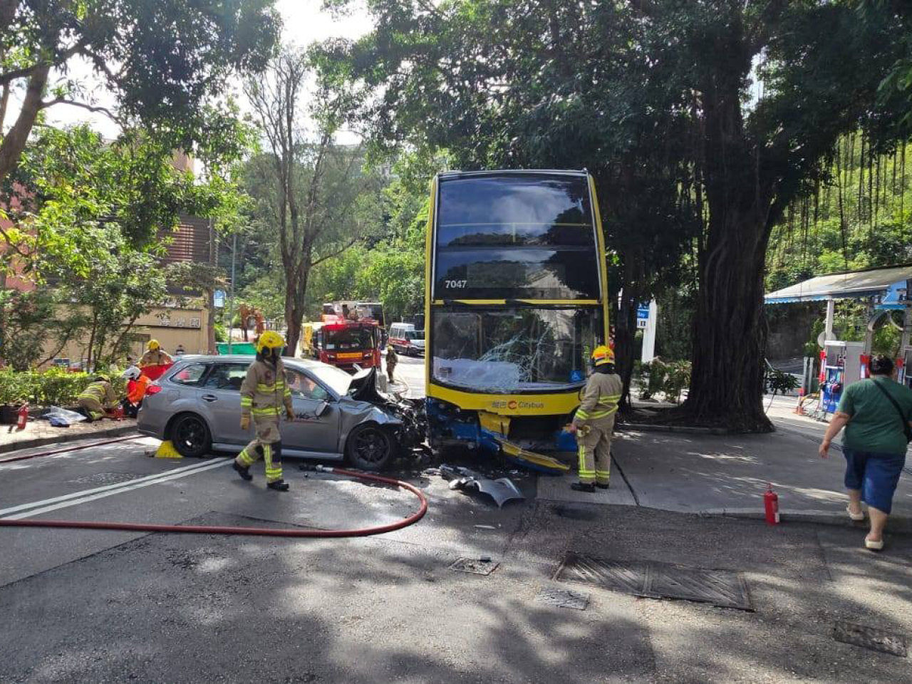 赤柱中午有巴士和私家車相撞，2名司機和5名巴士乘客受傷。（網上圖片）