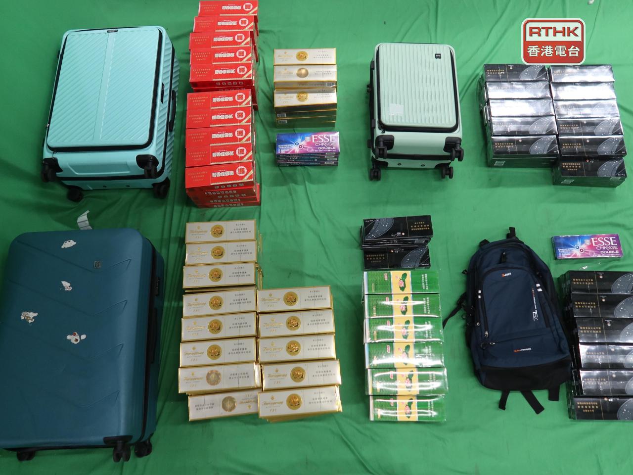 兩名旅客在機場入境時合共攜帶近10萬支未完稅香煙被捕，今日在西九龍裁判法院被判監。（政府新聞處）