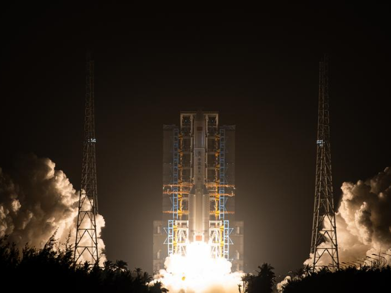 中國在文昌航天發射場使用長征五號運載火箭，成功將通信技術試驗衛星二十三號發射升空。（新華社）