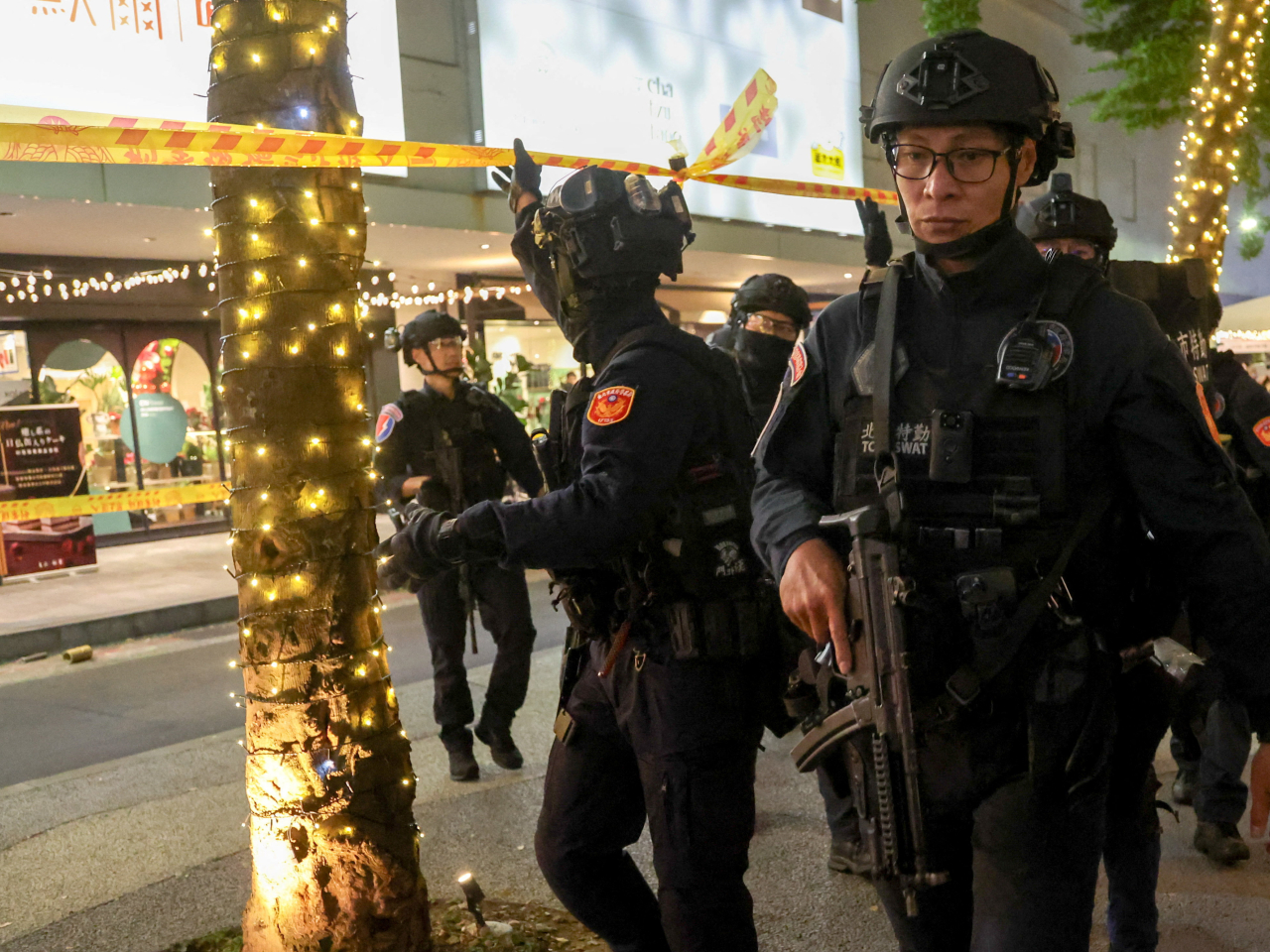 襲擊案發生後，警員在中山站外加強戒備，嚴防模仿襲擊行為。（路透社）