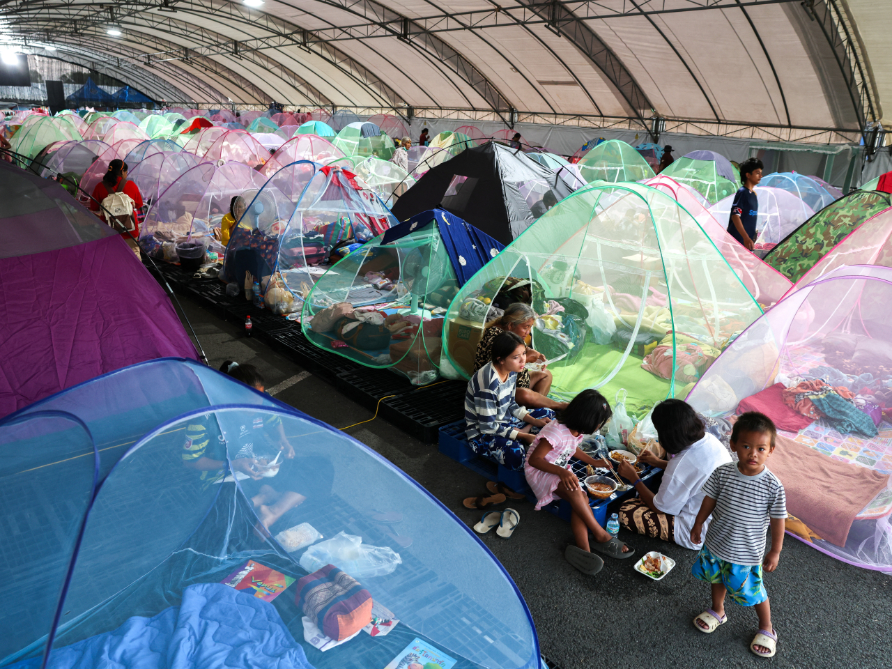 在泰國東北部接壤柬埔寨的邊境地區武里南府，大批流離失所的民眾在帳篷暫避。（路透社資料圖片）