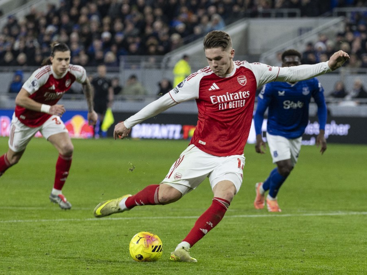 Arsenal restored their two-point lead thanks to Viktor Gyokeres' penalty but failed to shine in grinding out a victory on Merseyside. Photo: AFP