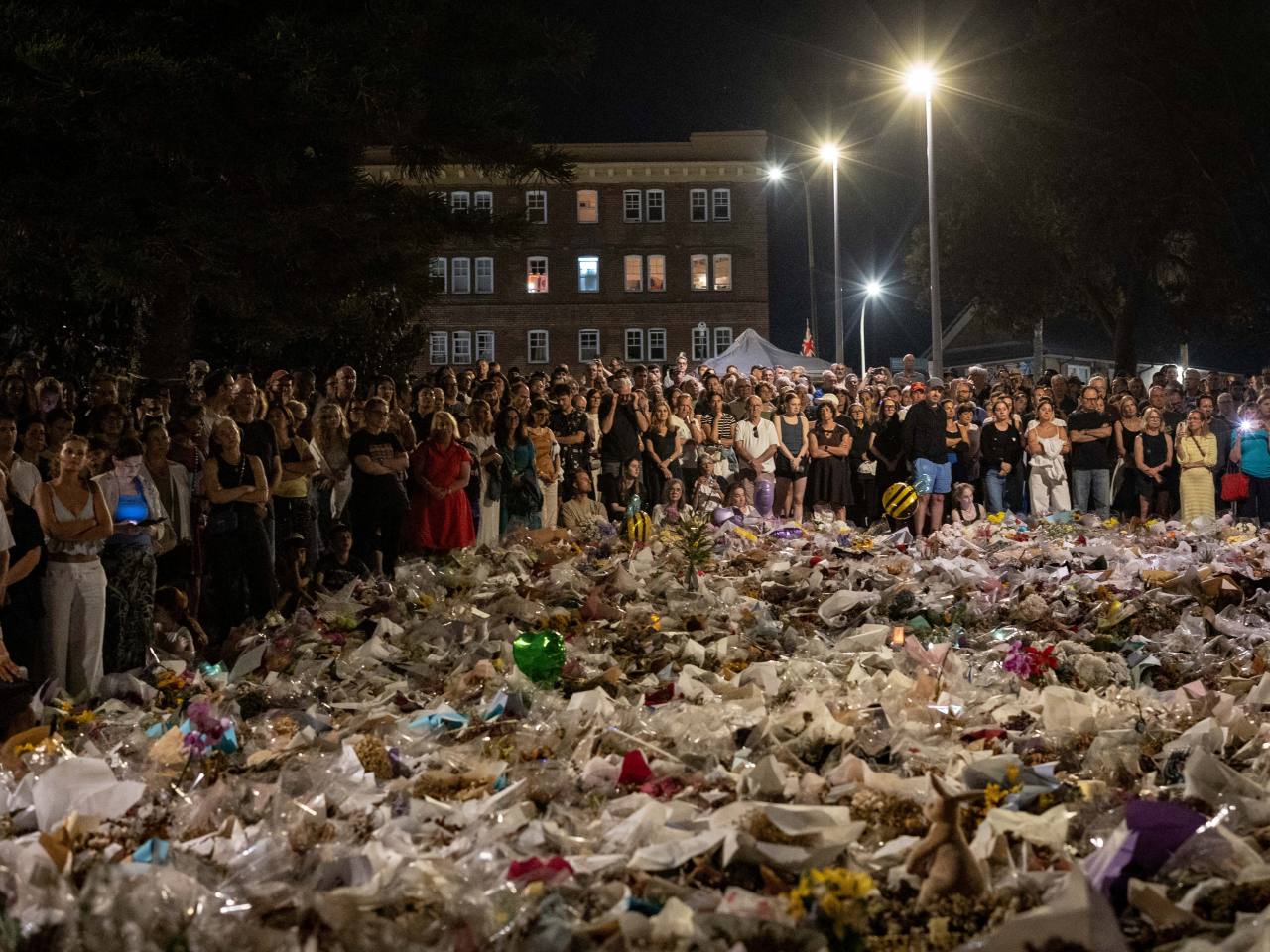 大批民眾昨晚已經在邦迪海灘悼念死者。（路透社）